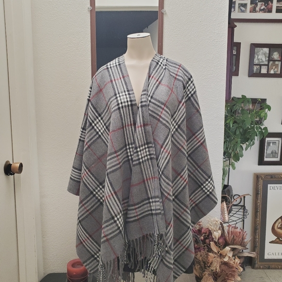 V. FARRS Cape or Wrap Like new EUC - Picture 3 of 7